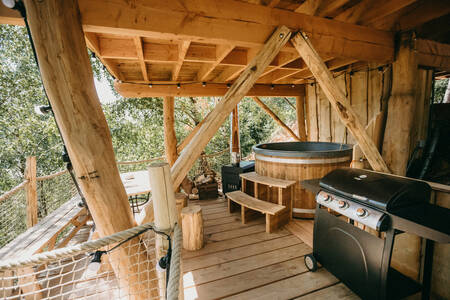 Ein Baumhaus mit Whirlpool und Grill im Warredal Recreational Park