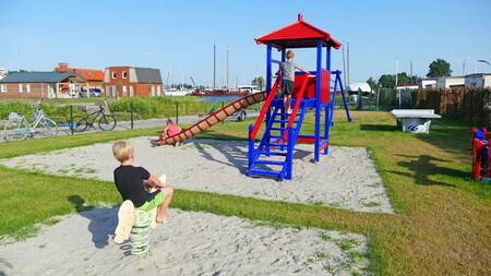 Kinder spielen auf einem Spielplatz im Ferienpark Recreatiepark Tusken de Marren
