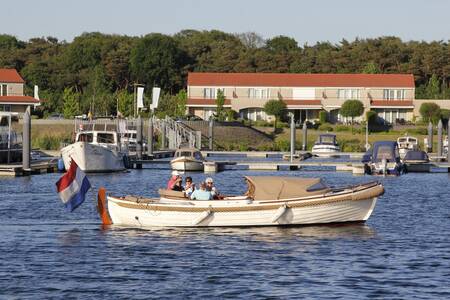 Menschen segeln in einer Schaluppe im Jachthafen des Ferienparks Resort Boschmolenplas