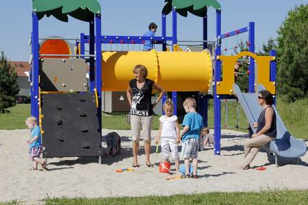 Kinder spielen auf dem Spielplatz des Ferienparks Resort Boschmolenplas