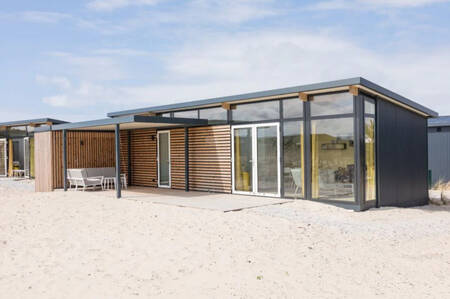 Ein Ferienhaus mit großen Fenstern im Ferienpark Roompot Ameland