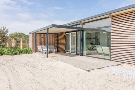 Ferienhaus mit Dach im Garten im Ferienpark Roompot Ameland