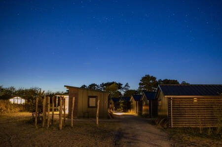 Ferienhäuser bei Nacht im Ferienpark Roompot Ameland