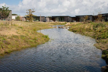 Im Hintergrund ein Graben mit Ferienhäusern im Ferienpark Roompot Ameland