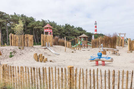 Spielgeräte auf dem Spielplatz des Ferienparks Roompot Ameland