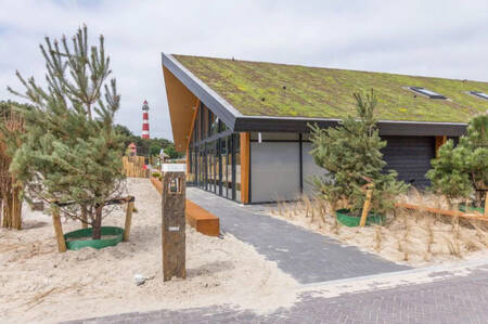 Zentrum des Ferienparks Roompot Ameland mit ua einer Brasserie, einem Mini-Shop und einem Kids Club