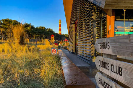 Zentralgebäude mit Spielplatz im Ferienpark Roompot Ameland im Hintergrund