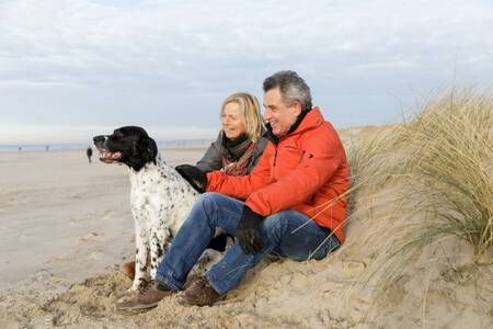 Menschen am Strand von Texel in der Nähe von Roompot Apartmentkomplex Bosch en Zee