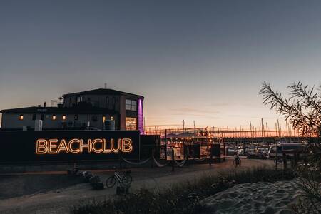 Der Beachclub am Yachthafen des Ferienparks Roompot Beach Resort