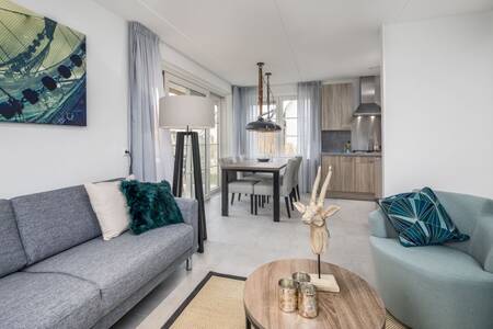 Wohnzimmer und Küche eines Chalets im Ferienpark Roompot Beach Resort Nieuwvliet-Bad