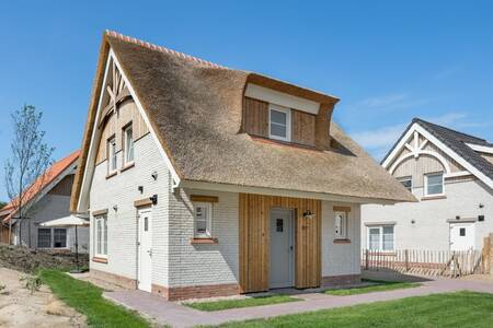 Freistehendes Ferienhaus mit Strohdach im Ferienpark Roompot Beach Resort Nieuwvliet-Bad