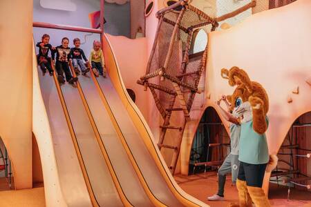 Kinder auf einer Rutsche im Indoor-Spielplatz des Roompot Beach Resort Nieuwvliet-Bad