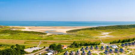 Luftaufnahme des Roompot Beach Resort Nieuwvliet-Bad mit dem Strand am Horizont