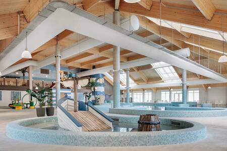 Kleinkinderbecken mit Rutsche und ein größeres Becken im Roompot Beach Resort Nieuwvliet-Bad