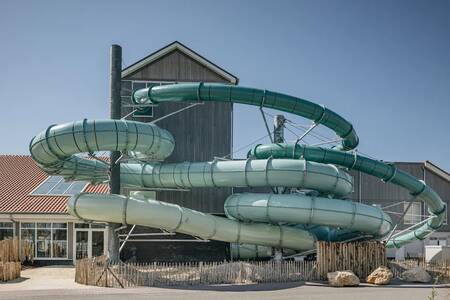 Große Poolrutschen im Ferienpark Roompot Beach Resort Nieuwvliet-Bad