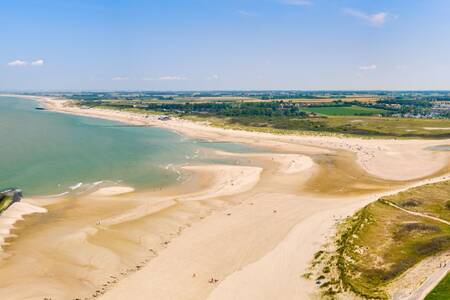 Luftaufnahme des Strandes von Zeeland im Ferienpark Roompot Beach Resort Nieuwvliet-Bad