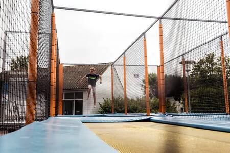 Ein Kind springt auf einem Trampolin im Ferienpark Roompot Beach Resort