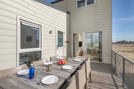 Terrasse mit gedecktem Tisch eines Strandhauses im Ferienpark Roompot Beach Resort