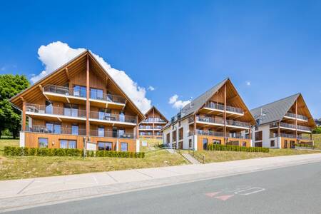 Appartementhaus im Sommer im Ferienpark Roompot Bergresort Winterberg