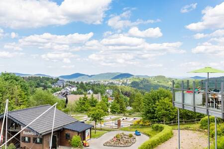 Eine Rodelbahn beim Roompot Bergresort Winterberg