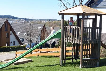 Spielende Kinder auf dem Spielplatz im Roompot Bergresort Winterberg