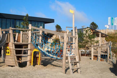 Ein Holzspielplatz im Ferienpark Roompot Bloemendaal aan Zee