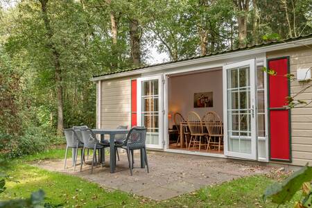 Gartenmöbel in einem Chalet im Ferienpark Roompot Bospark Lunsbergen