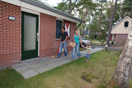 Menschen in einem Ferienhaus im Ferienpark Roompot Bospark Lunsbergen