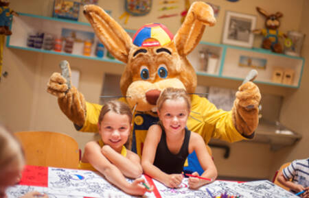 Mädchen basteln mit Koos-Hase im Ferienpark Roompot Bospark Lunsbergen