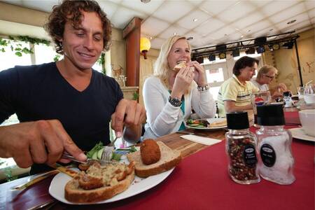 Menschen beim Mittagessen in einem Restaurant im Ferienpark Roompot Bospark Lunsbergen