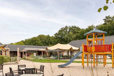 Spielplatz mit Terrasse im Hauptgebäude des Ferienparks Roompot Bospark Lunsbergen