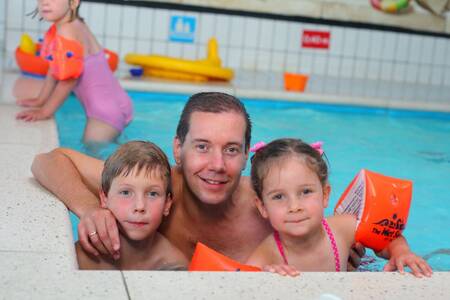 Familienschwimmen im Hallenbad des Ferienparks Roompot Bospark de Schaapskooi