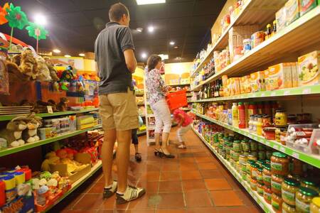 Menschen beim Einkaufen im Supermarkt des Ferienparks Roompot Bospark de Schaapskooi