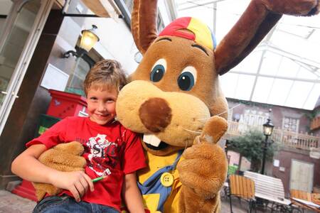 Ein Junge zusammen mit Kaninchen Koos im Ferienpark Roompot Bospark de Schaapskooi