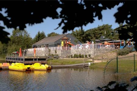 Zentrumsgebäude am See mit Tretbooten im Ferienpark Roompot Bospark 't Wolfsven