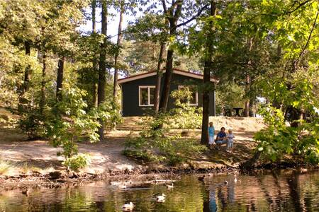 Menschen auf dem Wasser in einem Chalet im Ferienpark Roompot Bospark 't Wolfsven