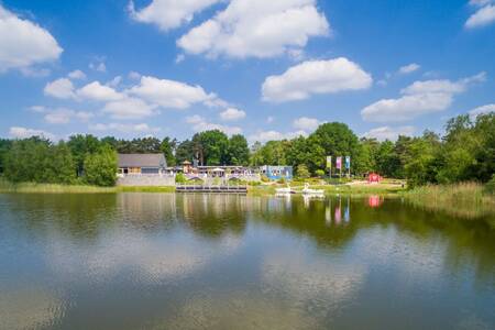 Der Freizeitsee mit dem zentralen Gebäude des Ferienparks Roompot Bospark 't Wolfsven