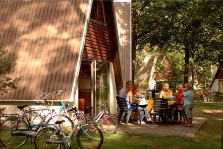 Familie auf der Terrasse eines Ferienhauses im Ferienpark Roompot Bospark 't Wolfsven