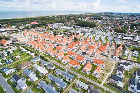 Luftaufnahme des Ferienparks Roompot Breeduyn Village und der Nordsee