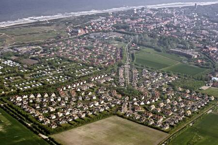 Luftaufnahme der Ferienhäuser im Ferienpark Roompot Buitenhof Domburg