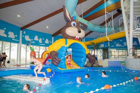 Spielkissen im Wasser des Swimmingpools des Ferienparks Roompot Buitenhof Domburg