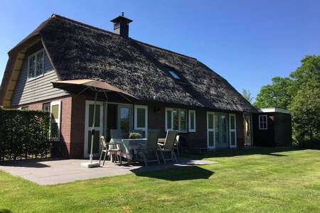 Freistehendes Ferienhaus mit Strohdach im Roompot-Ferienpark Buitenplaats De Hildenberg