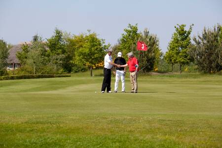 Auf dem Golfplatz des Ferienparks Roompot Buitenplaats De Hildenberg wird Golf gespielt