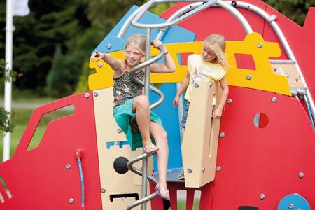 Kinder spielen auf dem Spielplatz des Ferienparks Roompot Buitenplaats De Hildenberg