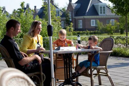 Familie auf der Terrasse des Restaurants im Ferienpark Roompot Buitenplaats De Hildenberg