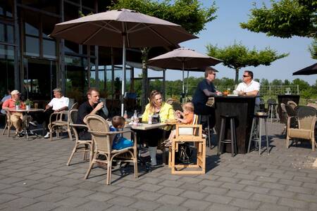 Die Terrasse des Restaurants im Ferienpark Roompot Buitenplaats De Hildenberg