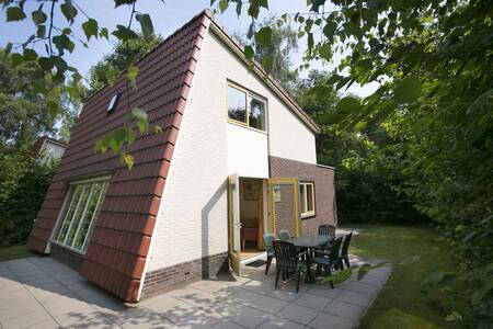 Garten mit Gartenmöbeln auf der Terrasse eines Ferienhauses im Roompot Bungalowpark Hoenderloo