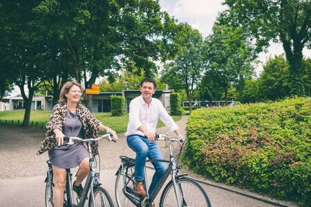 Radfahren zwischen den Ferienhäusern im Ferienpark Roompot Bungalowpark Schin op Geul