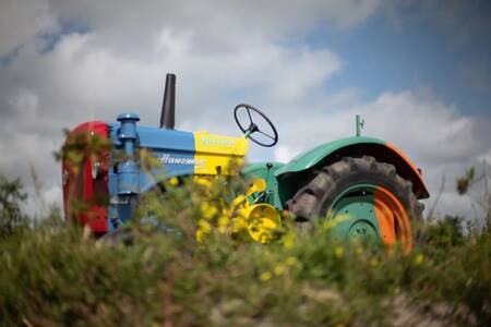 Traktor, auf dem Kinder auf dem Spielplatz des Ferienparks Roompot Callantsoog spielen können