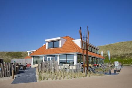 Das Zentrum des Ferienparks Roompot Callantsoog mit Fahrradverleih, Mini-Shop und Restaurant